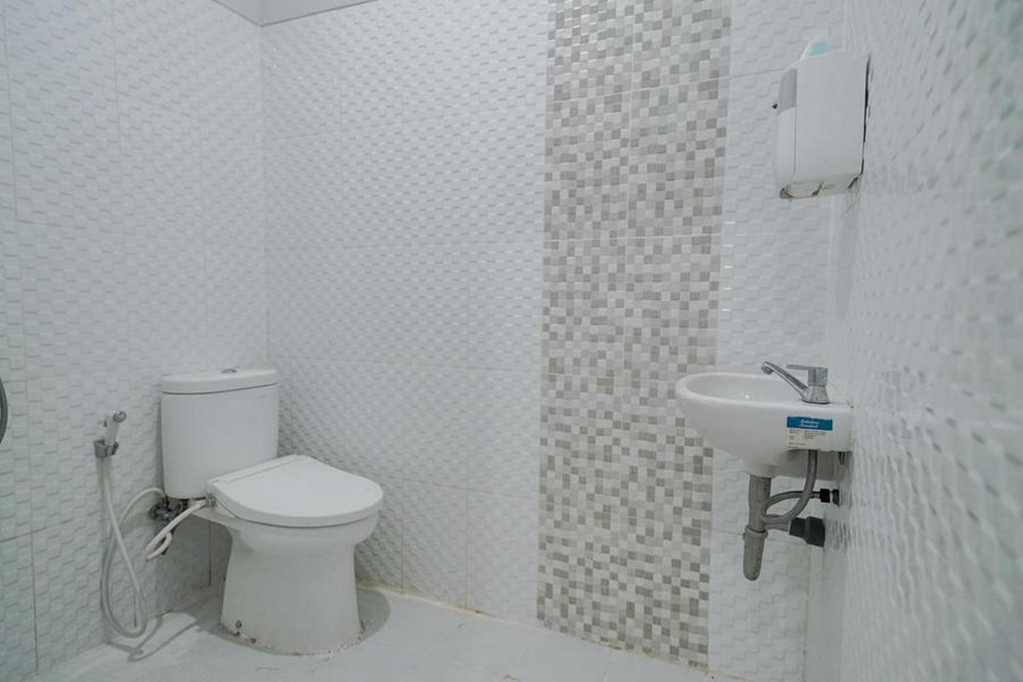 Urbanview Hotel Bari Syariah Palembang By Reddoorz ภายนอก รูปภาพ